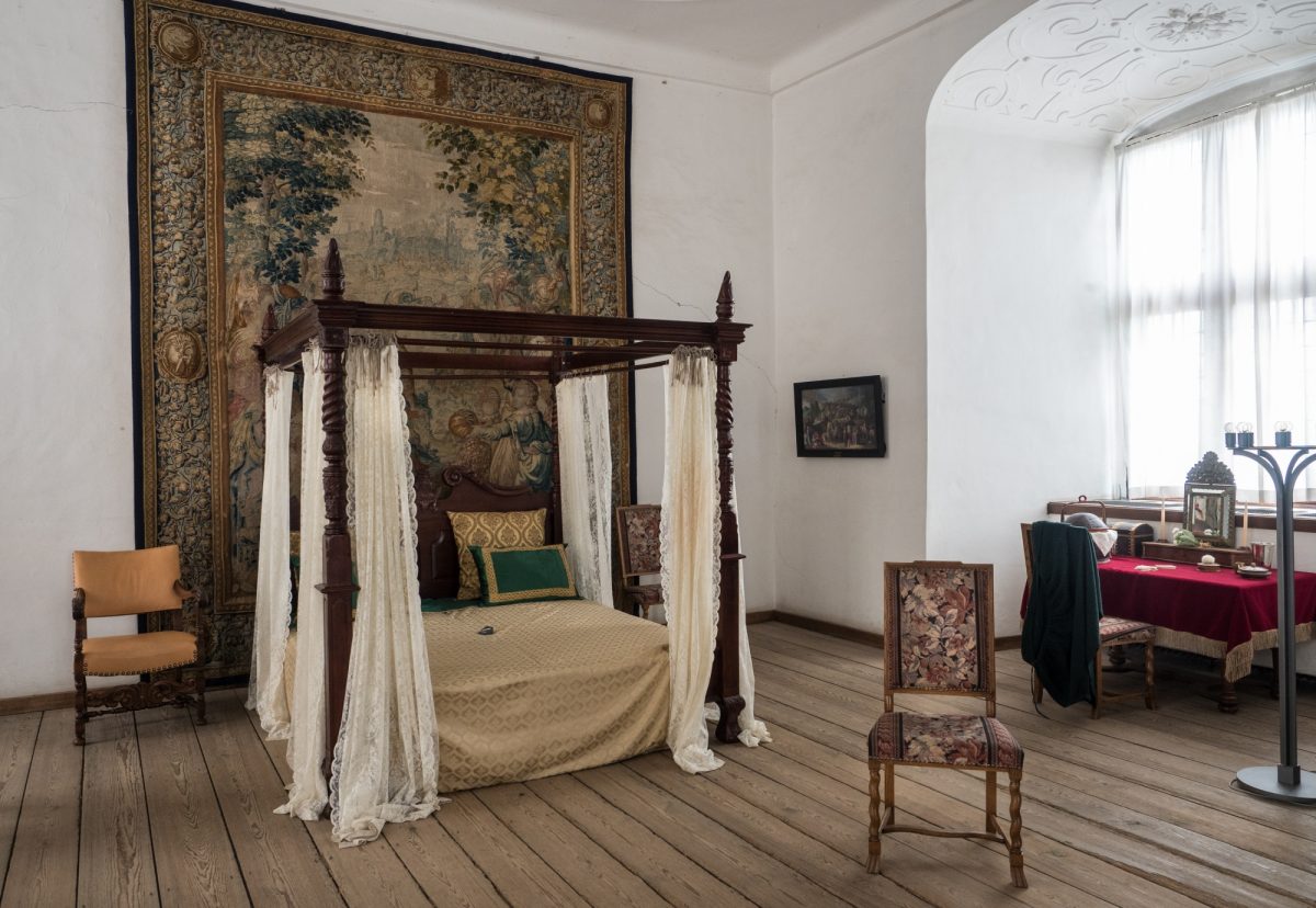 hamlet bedroom scene